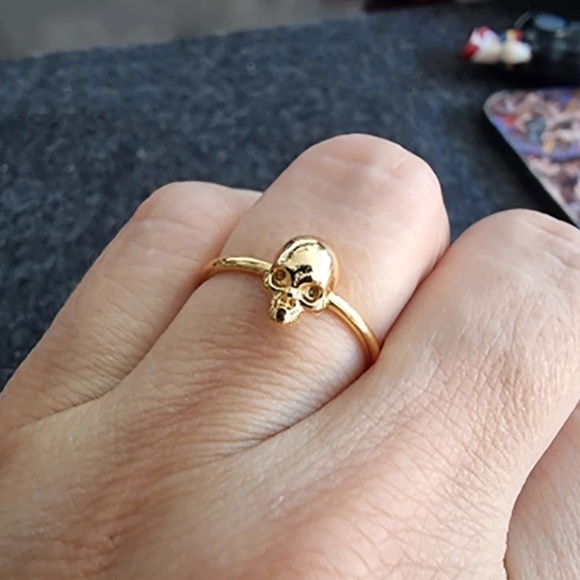 ⭐️NEW⭐️ 18K White Gold (Rhodium) Minimalist Skull Head Ring - Picture 4 of 4